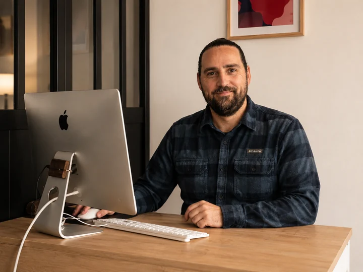 Marc BRETHES, thérapeute à Périgueux, en situation de travail au cabinet